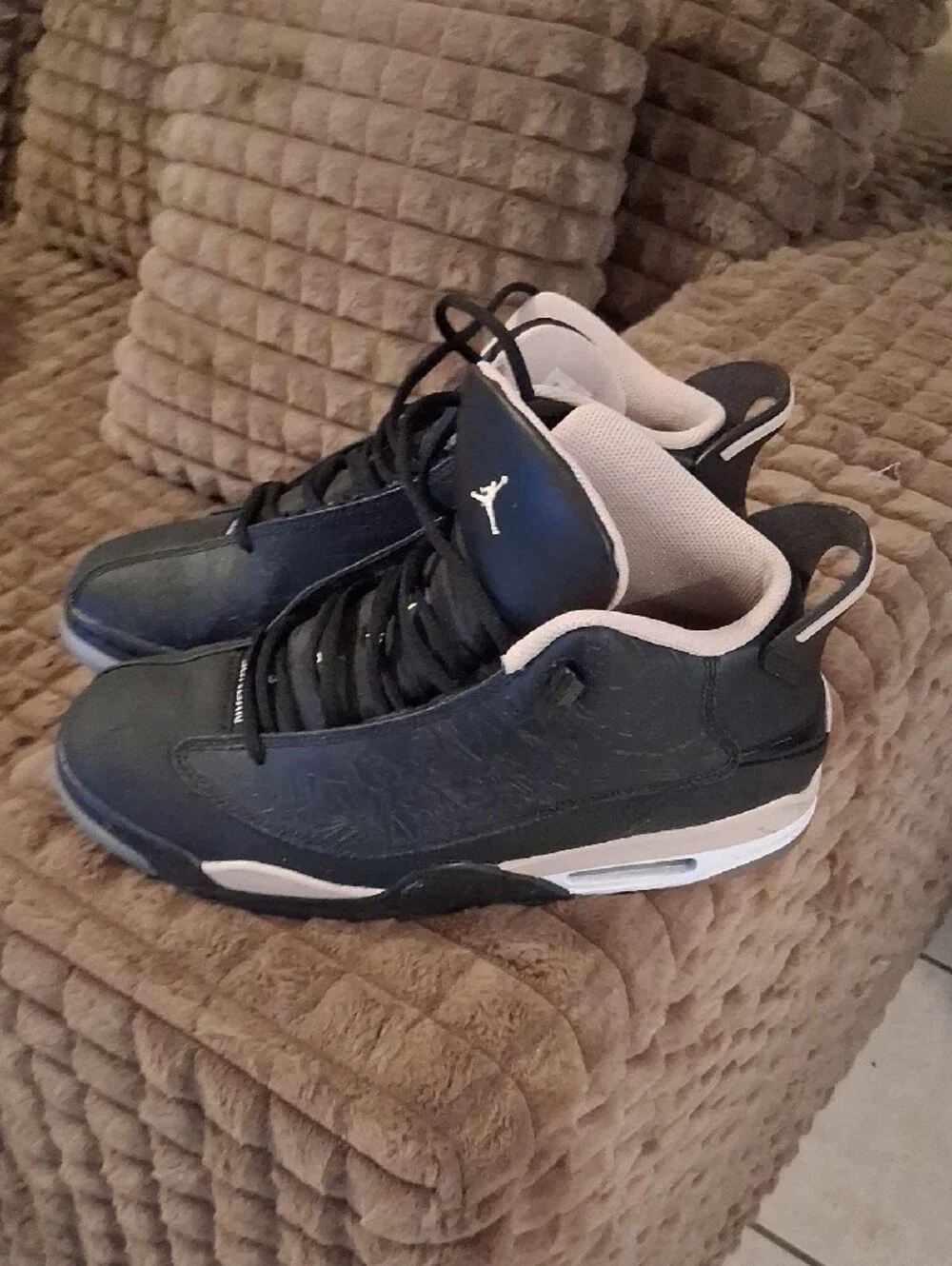 Jordan Men's Black and Cream Low-Top Basketball Shoes